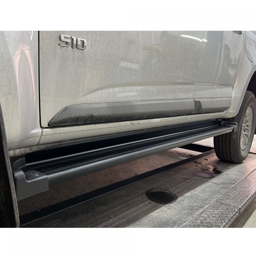 ESTRIBOS ALUMINIO NEGRO OPTIMUS CABINA DOBLE CHEVROLET S10 00-> FORD RANGER 00-> TOYOTA HILUX 05-> VOLKSWAGEN AMAROK 10-> (NO INCLUYE SOPORTES) (EOPN000)